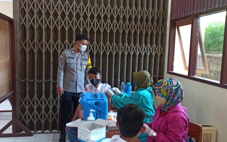 Anggota Polsek Weleri kawal Pelaksanaan Vaksinasi Di Wilayah Kecamatan Weleri