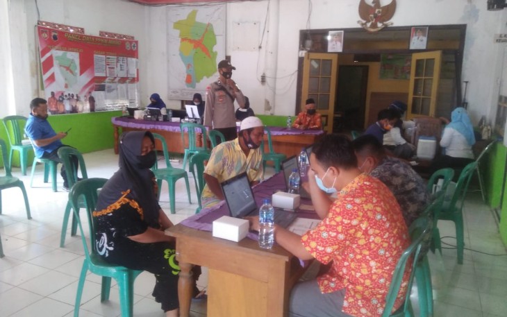 Anggota Polsek Pegandon melakukan monitoring vaksinasi masyarakat di wilayah kecamatan Ngampel Kabupaten Kendal, bertempat di wilayah Kecamatan Ngampel, Kabupaten Kendal. Rabu (13/10/2021)