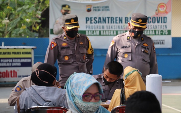 Anggota Polres Kendal monitoring pemberian bantuan UMKM di Mapolres Kendal