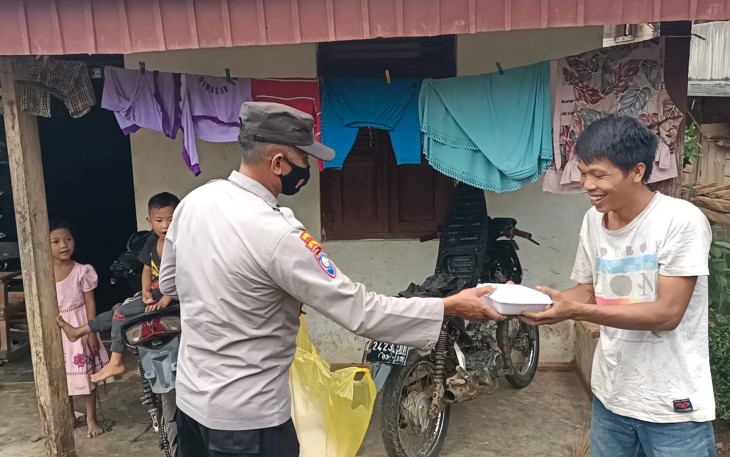 Jum’at Berkah, Polres Benteng Bagikan Nasi Kotak untuk Masyarakat Terdampak Pandemi