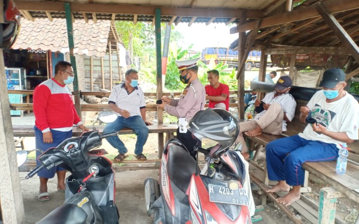 Kasat Lantas Polres Kendal AKP Hari Condro SH SIK MH melaksanakan kegiatan Dikmas Lantas dan Pembagian Masker Gratis di wilayah hukum Polres Kendal tepatnya di pangkalan ojek Ungup Ungup Kecamatan Rowosari, Jumat (15/10/2021).