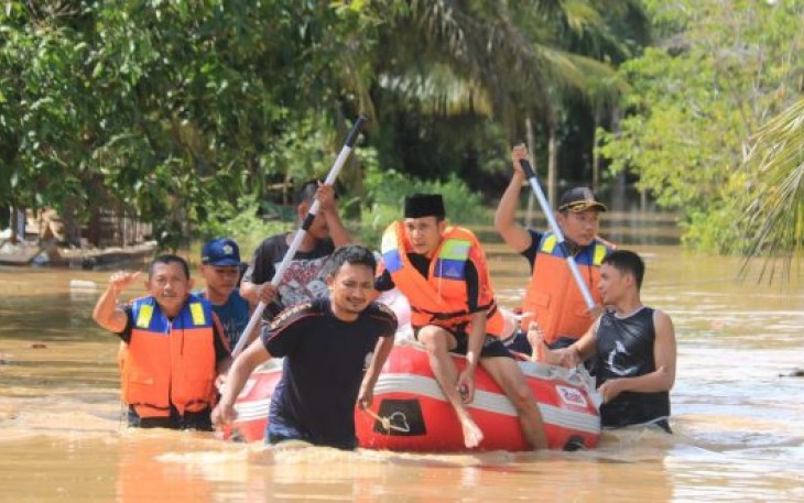 Turun ke Perumahan Korpri, Personel Damkar Evakuasi Warga dan Barang Berharga