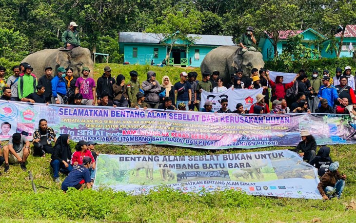 Ratusan penggiat lingkungan deklarasi tolak tambang batubara di Pusat Latihan Gajah di kawasan TWA Sebelat. Inews TV/Ismail Yugo