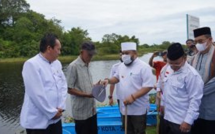 Bagi-bagi Perahu, Helmi Hasan Buat Nelayan Danau Dendam Tak Sudah Sumringah