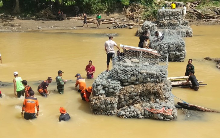Gotong royong bangun jembatan darurat