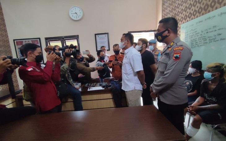 Kapolsek Weleri memberikan keterangan saat konfrensi Pers di Mapolsek Weleri,. Rabu 24/11/2021
