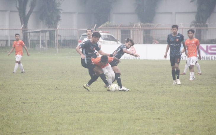 Pemain dari Persika Karanganyar dan PSIR Rembang saling berebut bola dalam laga babak 10 besar Grup F Liga 3 Jateng 2021, di Stadion Bumi Phala Temanggung, pada Sabtu (27/11/2021) sore