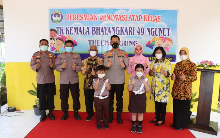 Ketua Yayasan Kemala Bhayangkari Cabang Tulungagung Resmikan Renovasi Atap Kelas TK Kemala Bhayangkari 49 Ngunut