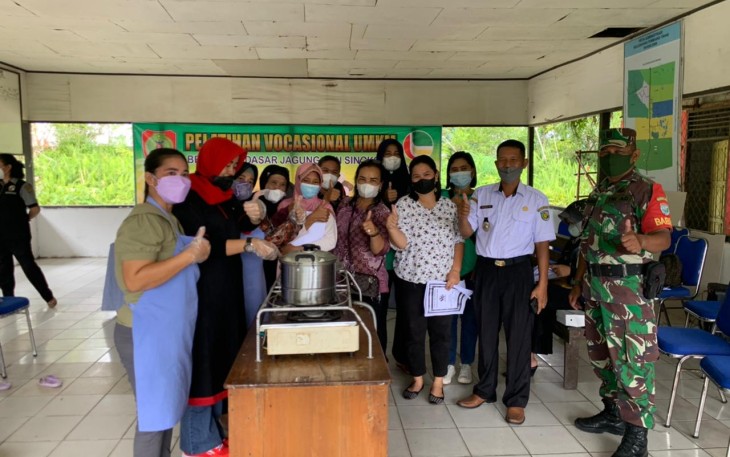 Puluhan warga di Kelurahan Tumbang Tahai dilatih untuk menghasilkan produk olahan berbahan dasar jagung dan singkong