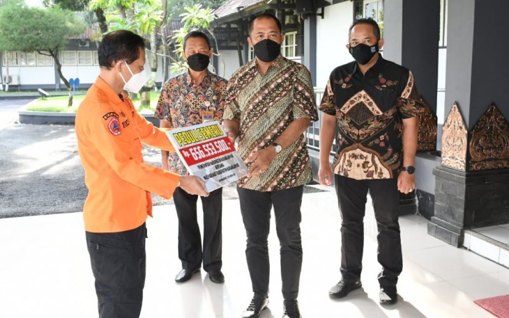 Bupati Karanganyar Juliyatmono secara simbolis  melakukan penyerahan bantuan dana untuk korban bencana erupsi Gunung Semeru, pada Selasa (21/12/2021) pagi.
