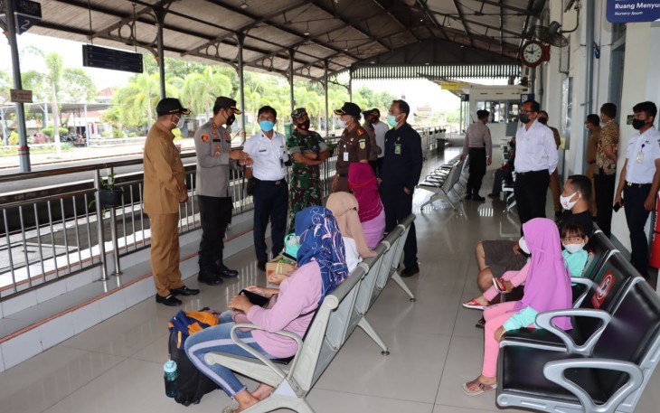 Kapolres bersama Wakil Bupati Tulungagung dan Stakeholder saat lakukan peninjauan di Stasiun Kereta Api Tulungagung