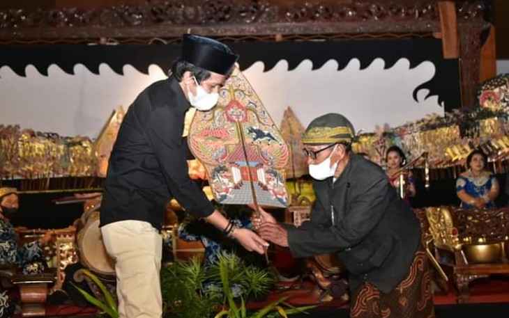 Wakil Bupati Trenggalek, M Syah Natanegara, saat menerima wayang Kulit Gunungan, di Pendapa Manggala Praja Nugraha, Minggu, (26/12/2021)