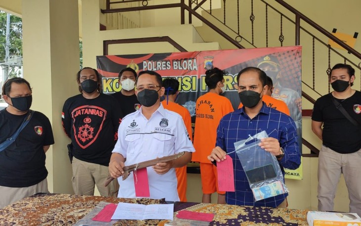 Polres Blora menggelar konferensi pers terkait pengungkapan kasus suami yang menculik istrinya di Blora.