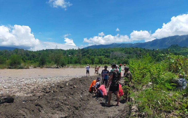 Gotong Royong Anggota Satgas Pamtas Bersama Masyarakat