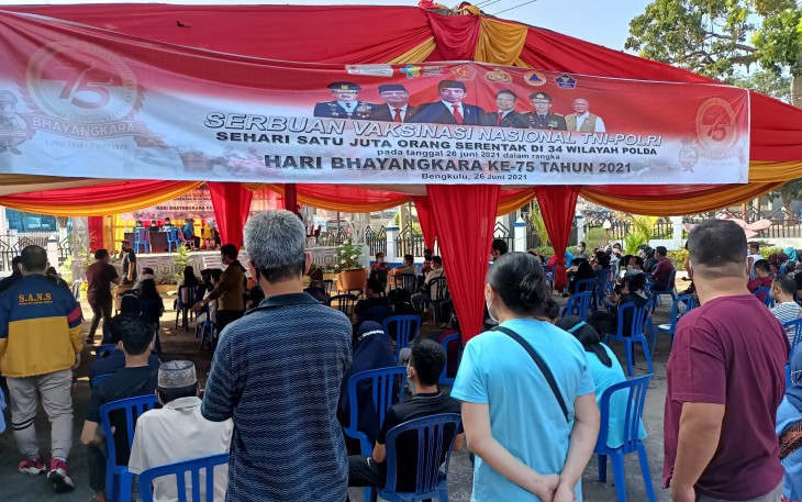 Vaksinasi Massal Serentak HUT Bhayangkara Ke-75 Dipadati Masyarakat