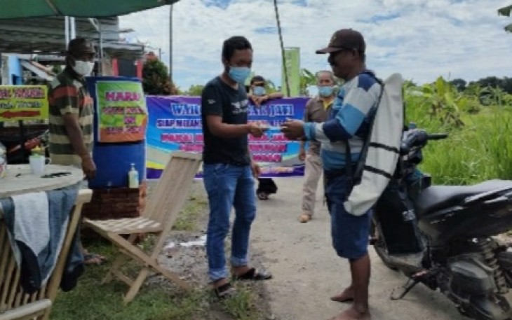 Warga mendirikan posko dan membagikan masker