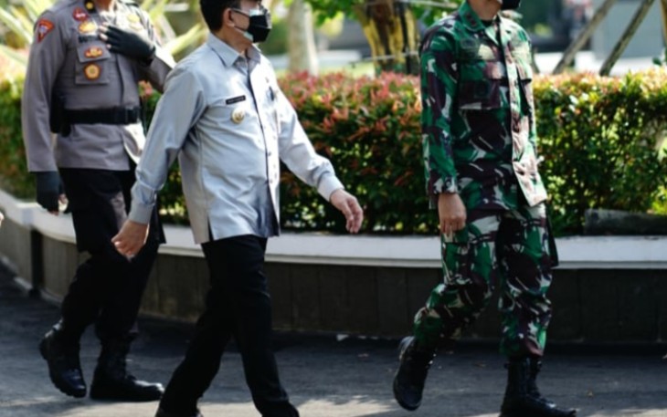 Bupati didampingi Dandim dan Kabag Ops pimpin apel