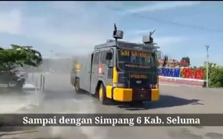  Polres Seluma Semprot Disinfektan di Jalan Protokol