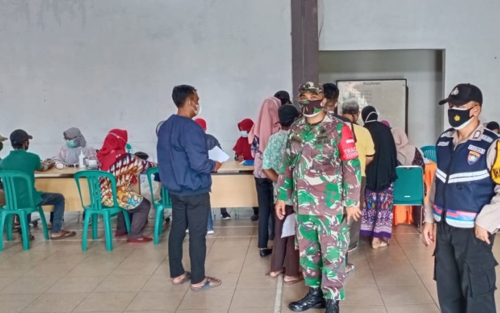 Pelaksanaan vaksinasi di Balai Desa Geritan
