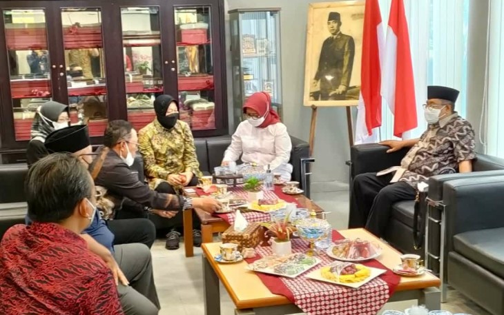 Mensos Risma (Jilbab Hitam) Berbincang dengan Kepala Perpusnas Bung Karno dan Walikota Santoso (paling kanan) di sebuah ruangan Perpusnas Bung Karno