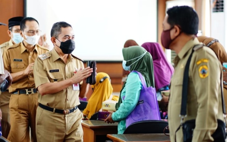 Bupati Haryanto menyerahkan santunan kematian 
