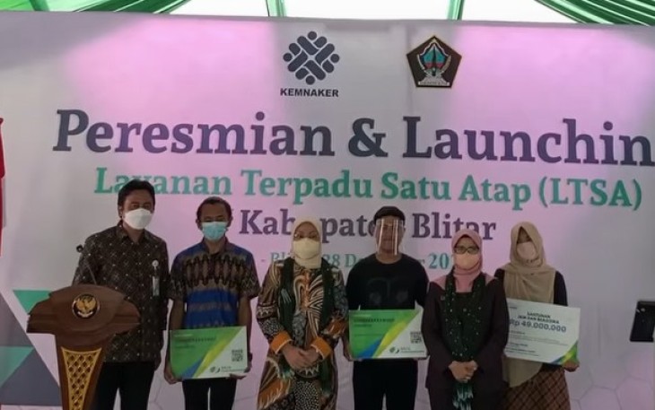 Kepala Kantor Cabang BPJS Ketenagakerjaan Blitar Agus Dwi Fitriyanto (paling kiri) Saat Simbolisasi Penyerahan Kartu Peserta BPJS dan Santunan Kematian Beserta Beasiswa Kepada Penerima Didampimgi Menteri Ketenagakerjaan Ida Fauziah (tengah) dan Bupati Blitar Rini Syarifah (dua dari kanan)