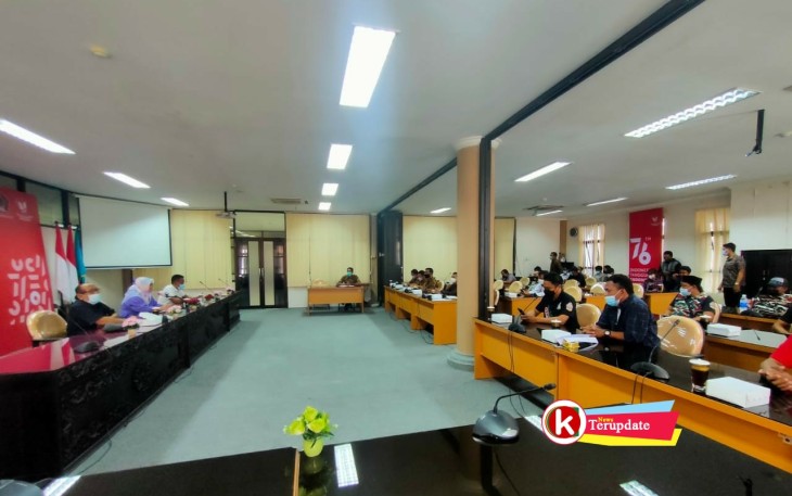 Suasana Hearing LSM GPI kepada Komisi I DPRD Kabupaten Blitar Soal Dugaan Jual Beli Jabatan Pada Mutasi Jabatan di Pemkab Blitar (foto : Faisal NR / Klikwarta.com)