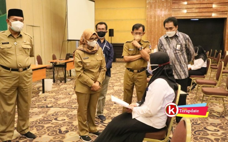 Bupati Blitar Rini Syarifah (pakai hijab warna cokelat) Komunikasi dengan Salah Satu Peserta SKD CASN dan PPPK Kabupaten Blitar Tahun 2021 (foto : Pemkab Blitar kepada Klikwarta.com)