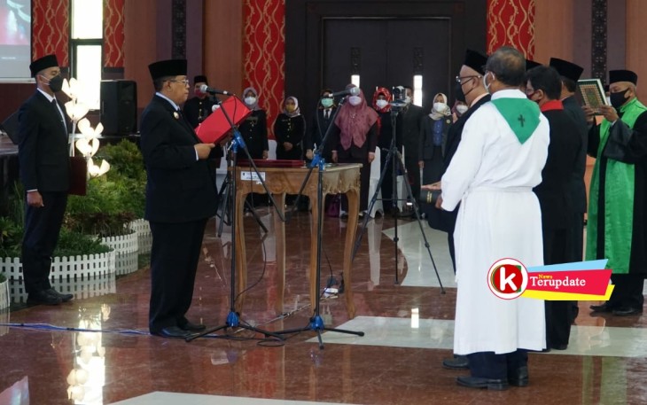 Walikota Santoso Pandu Pengucapan Sumpah/Janji Jabatan ke Pejabat yang Dirotasi, Dimutasi dan Promosi Jabatan. (foto : Faisal NR / Klikwarta.com)