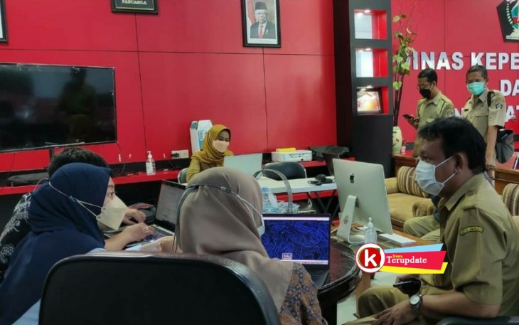 Tim BSSN Saat Berdiskusi dengan Pegawai Dispendukcapil Kabupaten Blitar