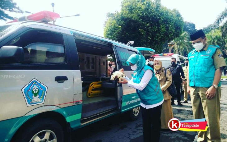 Bupati Rini Didampingi Sekda Izul Hendak Memecah Kendi Penanda Launcing Program WINGS RSUD Ngudi Waluyo (foto : Faisal NR / Klikwarta.com)