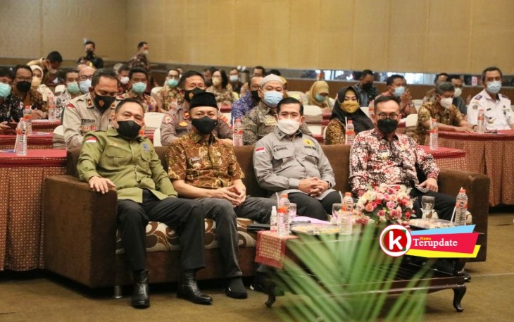 Wabup Rahmat (duduk paling depan dua dari kiri) Saat Hadiri Sosialisasi Perpres Satgas Saber Pungli (foto : Klikwarta.com)