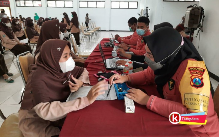Petugas Tengah Melayani Peserta Vaksinasi Covid-19 (foto : Faisal NR / Klikwarta.com)