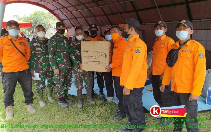 Tim BPBD Kabupaten Blitar Diterima Jajaran Pemkab Lumajang Ketika Kirimkan Bantuan ke Warga Terdampak Erupsi Gunung Semeru (foto : BPBD Kabupaten Blitar untuk Klikwarta.com)