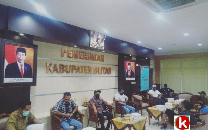 Situasi Pertemuan Pembahasan Pilkades PAW Desa Jugo Tahun 2021 di Ruang Transit Kantor Bupati Blitar (foto : Faisal NR / Klikwarta.com)