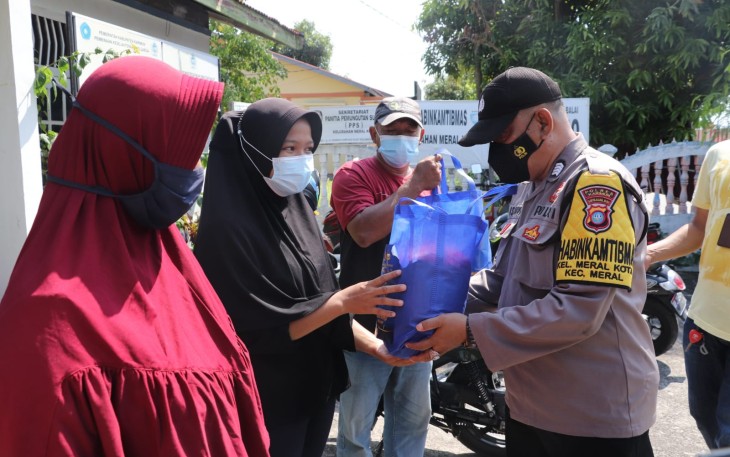 PPKM Mikro Polres Karimun Salurkan Ratusan Paket Sembako dan Ribuan Masker Kepada Warga