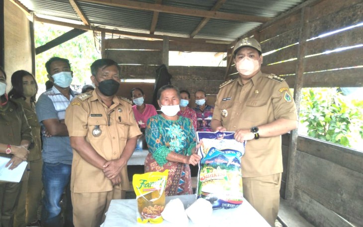 Bupati Samosir Monitoring dan Berikan Bansos Kepada Korban Puting Beliung di Palipi