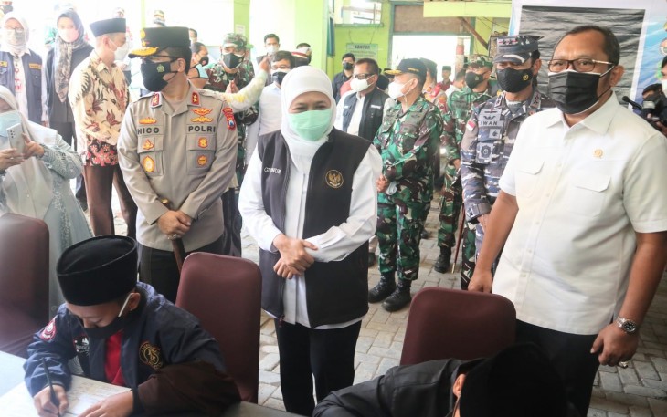 Sahat Tinjau Vaksinasi 20 ribu di GOR Gajayana Bersama Forpimda Jatim