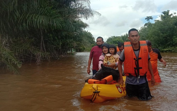 Personil Polres Mukomuko Evakuasi Warga Terjebak Banjir