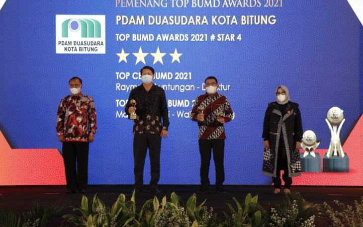 PDAM Dua Saudara Kota Bitung Terima Tiga Piala dan Sertifikat Dari TOP BUMD 2021