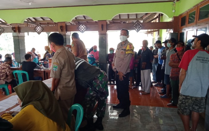 Dukung Percepatan Vaksinasi Covid-19, Kapolsek Kertajati Tinjau Langsung Pelaksanaan Vaksinasi di Desa Mekarjaya