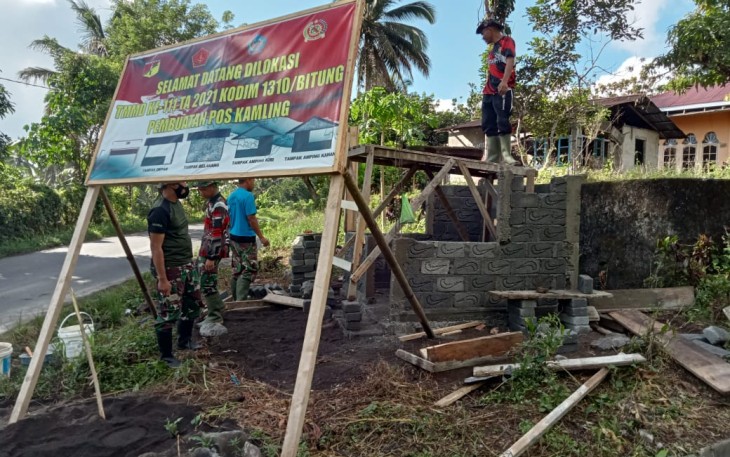 Pekerjaan pembangunan pos kamling yang di laksanakan oleh personil satgas TMMD kodim Bitung