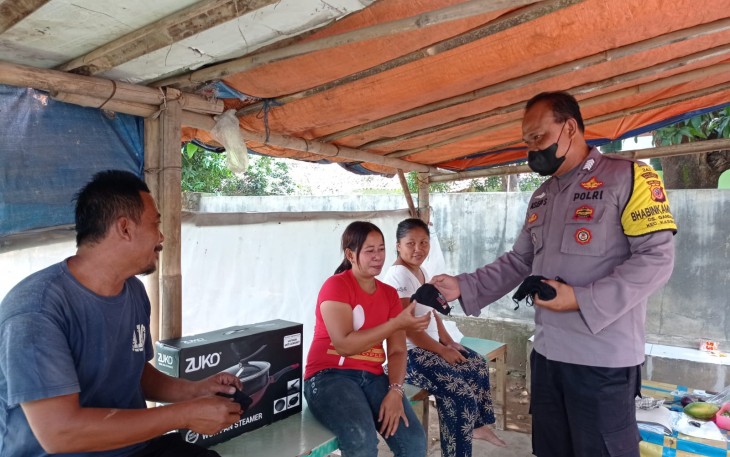 Bhabhinkamtibmas Polsek Kasokandel Kembali Bagikan Masker
