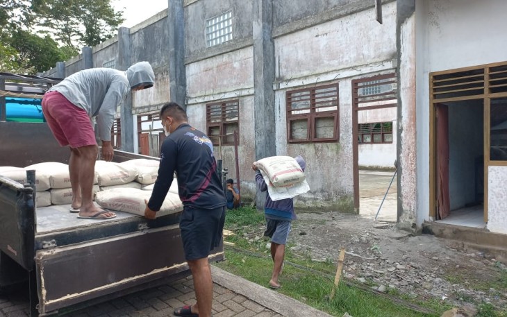 Personil satgas saat pindahkan 20 Sak Semen ke posko