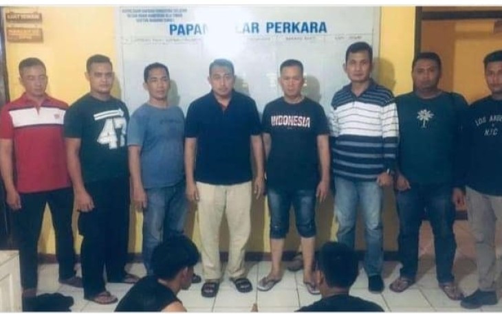 Tim gabungan Shadow Reskrim Polres Oku Timur bersama Anggota Polsek Madang Suku Satu saat press release ketiga tersangka