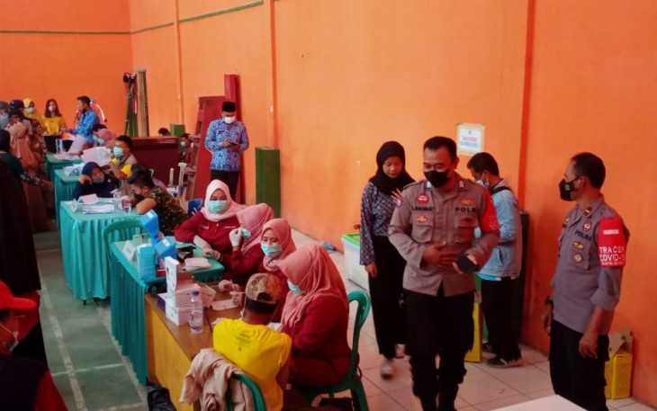 Kapolsek Leuwigoong Monitoring Pelaksanaan Vaksinasi Di Dua Desa
