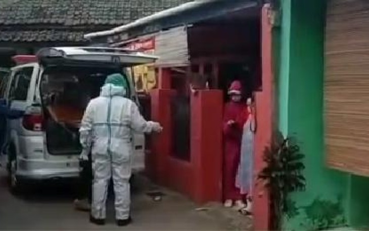 Aksi Heroik Anggota DPRD Purwakarta Berani Antar Pasien Covid-19 Ke Rumah Sakit