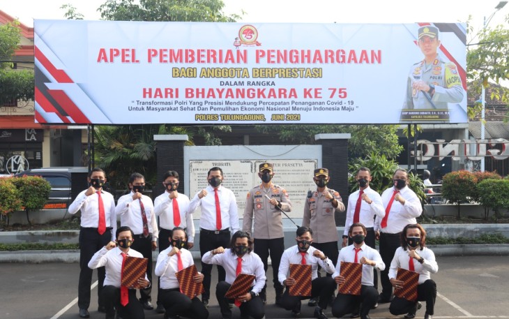 Kapolres Tulungagung Berikan Penghargaan Kepada 12 Anggota Polres Yang Telah Berhasil Ungkap Kasus Pembunuhan