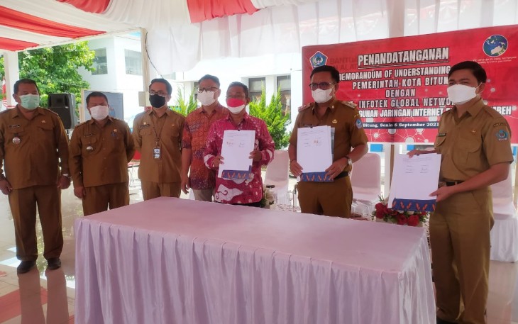Walikota Bitung Bersama Direktur Utama PT Infotek Global Network Usai Laksanakan Penanda Tanganan MoU