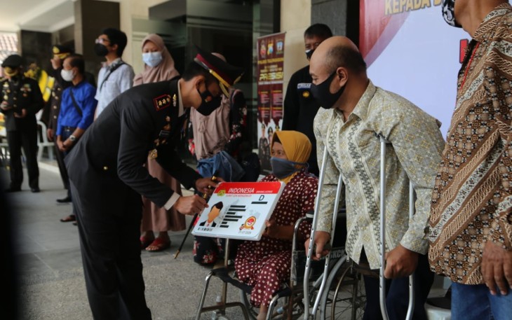 HUT Bhayangkara ke-75 Polres Tulungagung Berikan SIM Gratis Pada Penyandang Disabilitas dan Yang Lahir Pada 1 Juli